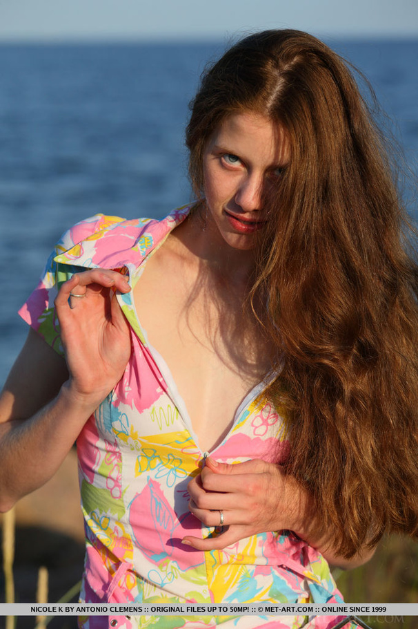 Cute teen exposes her pierced navel and sha - XXX Dessert - Picture 5