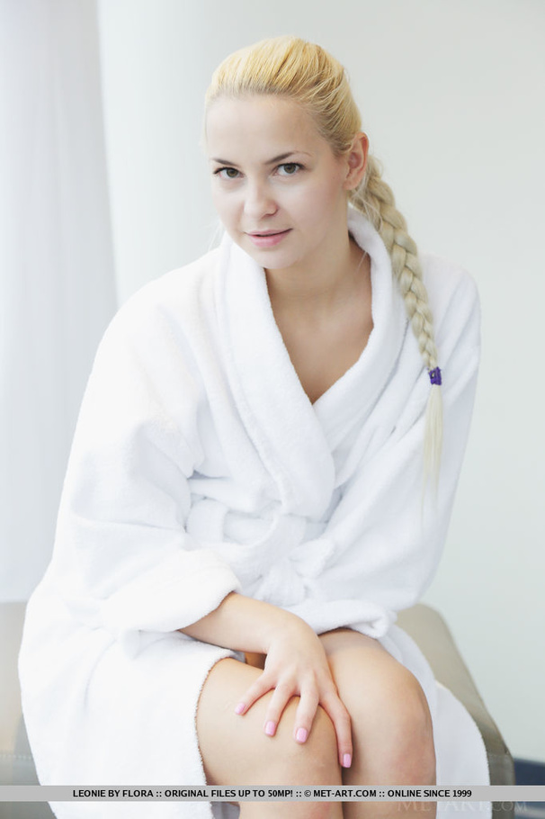 Delicate young Swedish girl reveals her tig - XXX Dessert - Picture 1