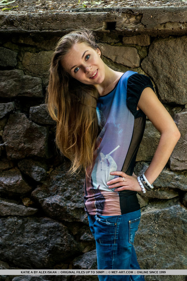 Teen sweetheart undresses in her country ho - XXX Dessert - Picture 2