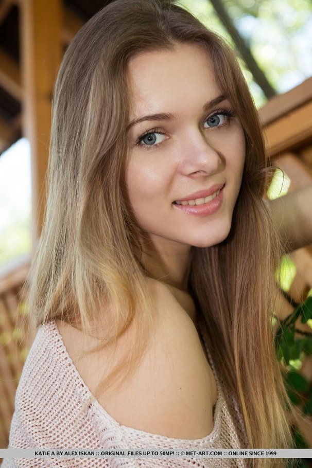 Teen sweetheart undresses in her country ho - XXX Dessert - Picture 4