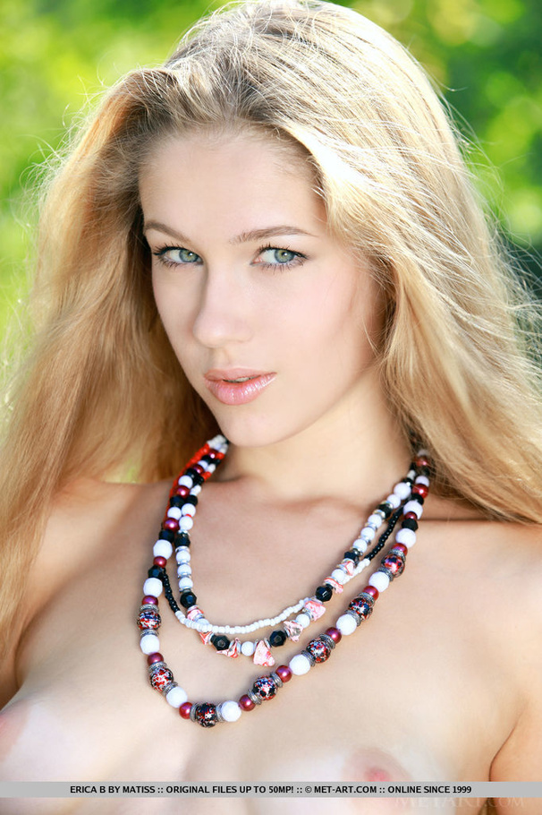 Lovely teen blonde enjoys sunshine on her a - XXX Dessert - Picture 1