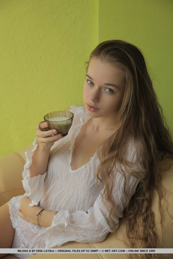 Sleepy beauty reveals sexy, round buns earl - XXX Dessert - Picture 1