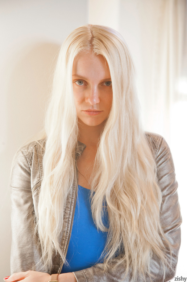 Hot blonde teen babe in a blue dress in sed - XXX Dessert - Picture 1