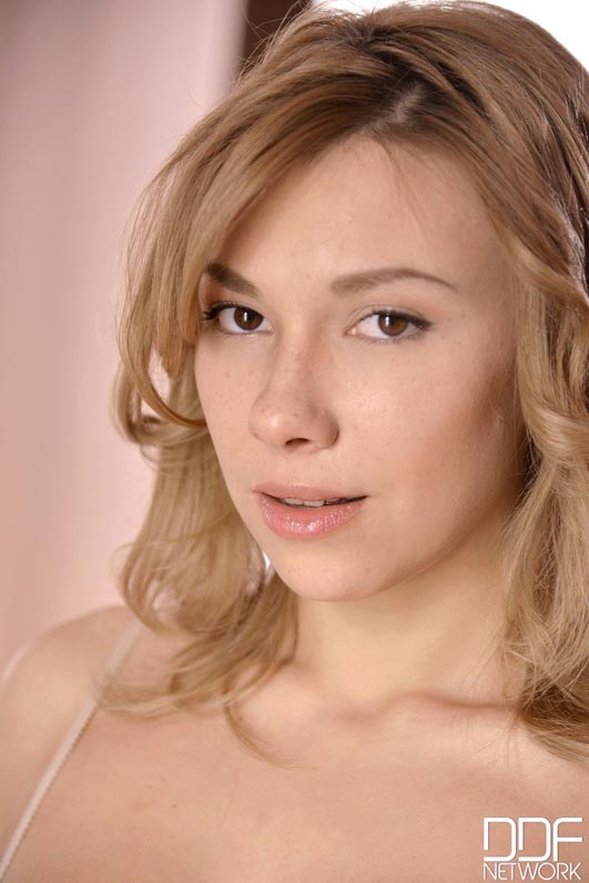 Lonely babe on bed slips off sexy bra and k - XXX Dessert - Picture 1