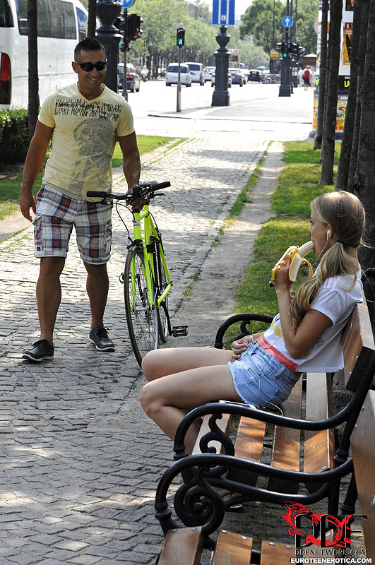 Hot teen in white top and jeans shorts foll - XXX Dessert - Picture 3