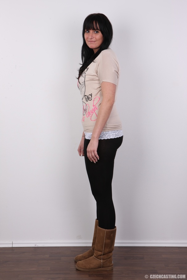 Lusty full bodied brunette strips down to s - XXX Dessert - Picture 3