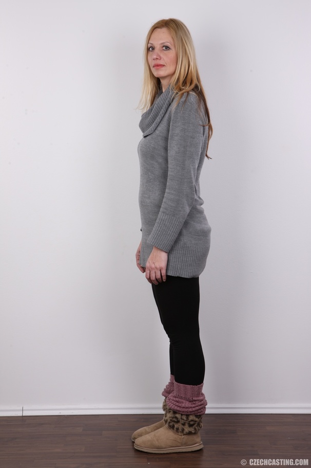 Experienced blonde goes nude to reveal boun - XXX Dessert - Picture 3