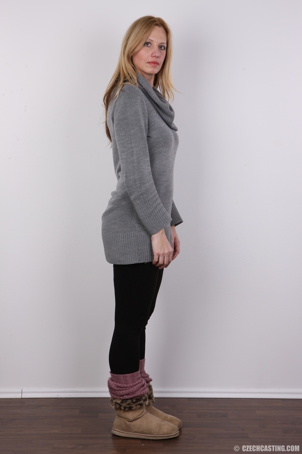 Experienced blonde goes nude to reveal boun - XXX Dessert - Picture 4