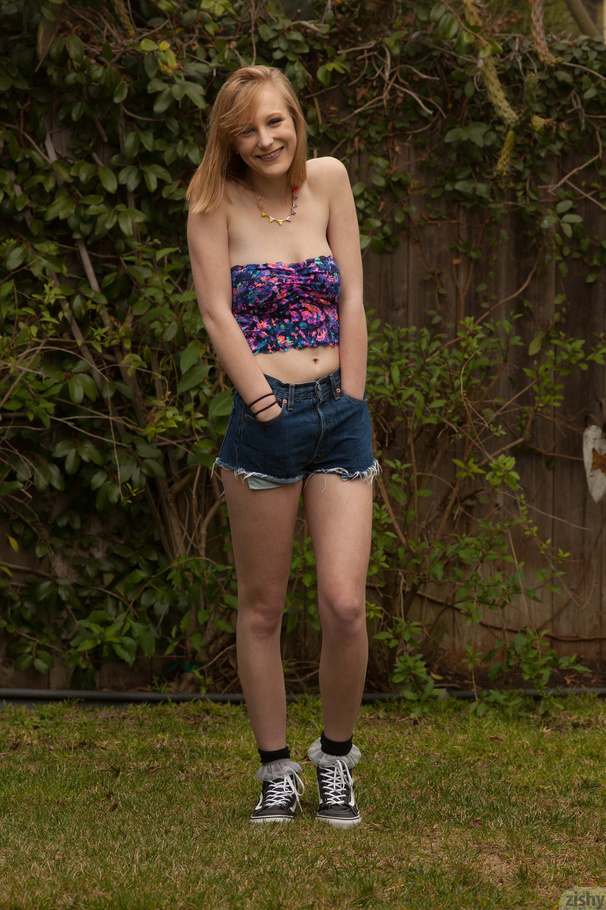 Mischievous teen blondie and her magic chan - XXX Dessert - Picture 1