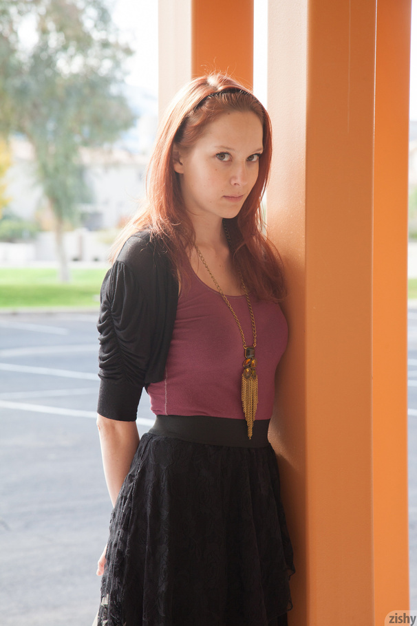 Seductive red slim girl in high heels posin - XXX Dessert - Picture 2