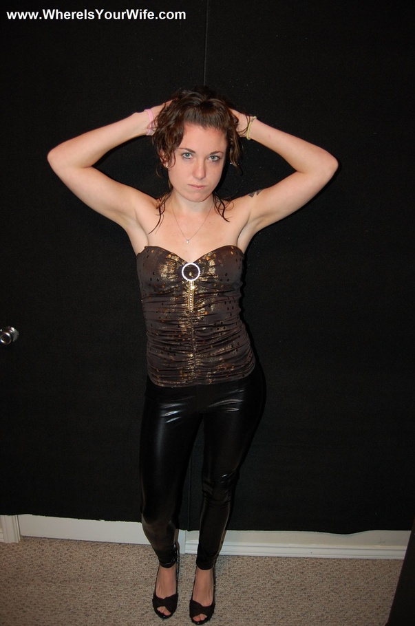 Curly redhead in skinny pants and top expos - XXX Dessert - Picture 1