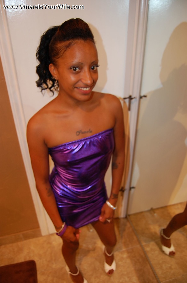 Seductive Indian housewife posing in a glit - XXX Dessert - Picture 2