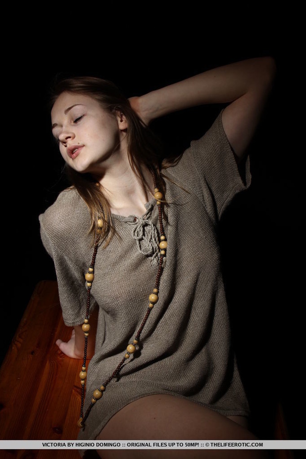 Sweet honey in a grey shirt fills her vage  - XXX Dessert - Picture 1