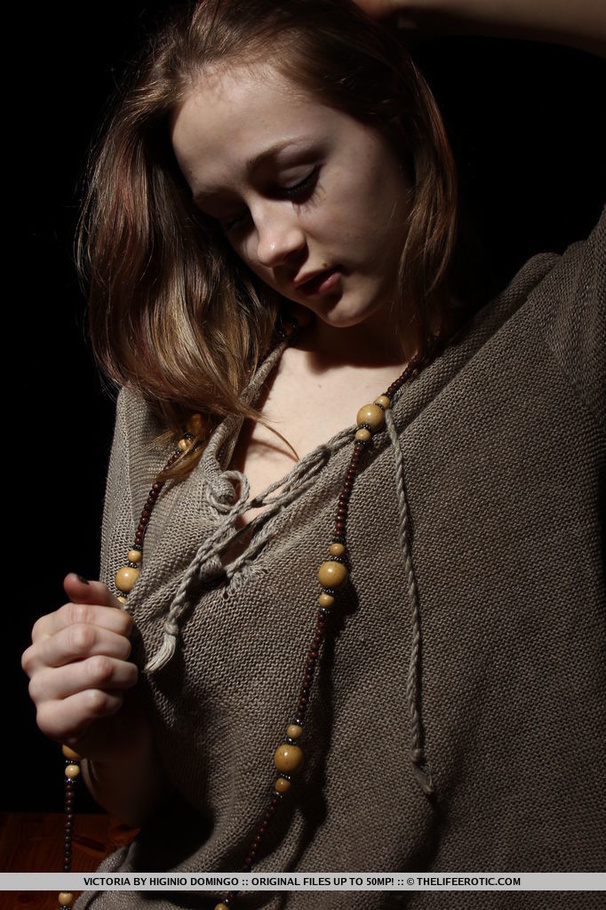 Sweet honey in a grey shirt fills her vage  - XXX Dessert - Picture 5