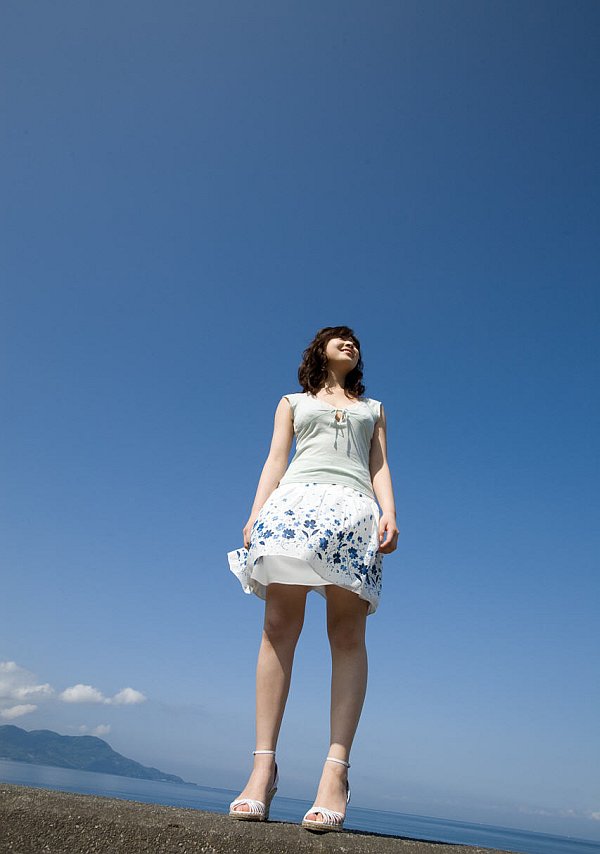 Broad in a blue bikini gets in the buff on the beach. - XXXonXXX - Pic 3