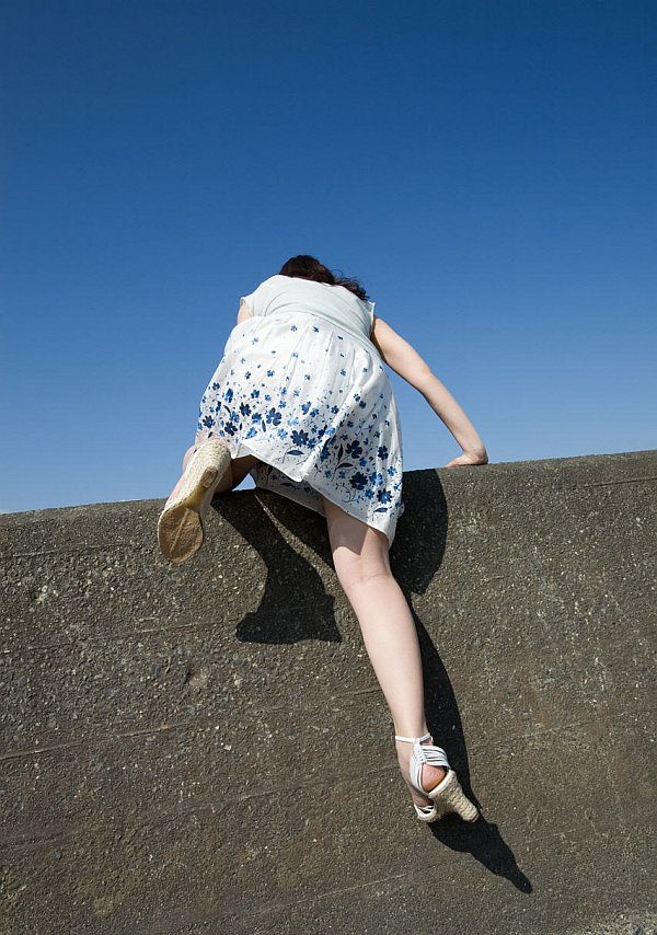 Broad in a blue bikini gets in the buff on the beach. - XXXonXXX - Pic 6