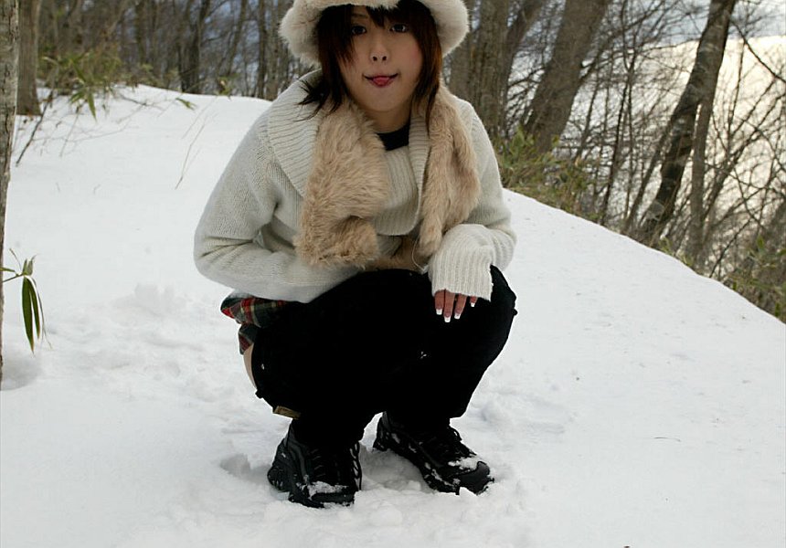 Wench in winter wear pulls down her pants and squats.. Hitomi Hayasaka.  Picture 8.