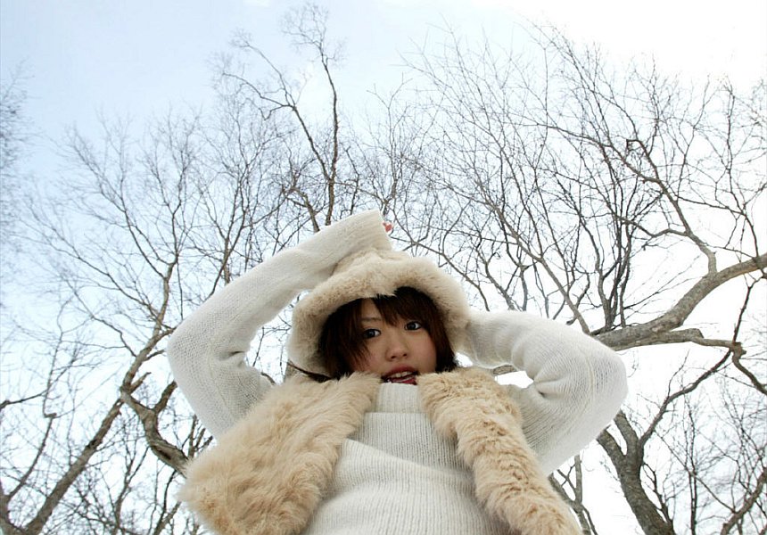Wench in winter wear pulls down her pants and squats. - XXXonXXX - Pic 10