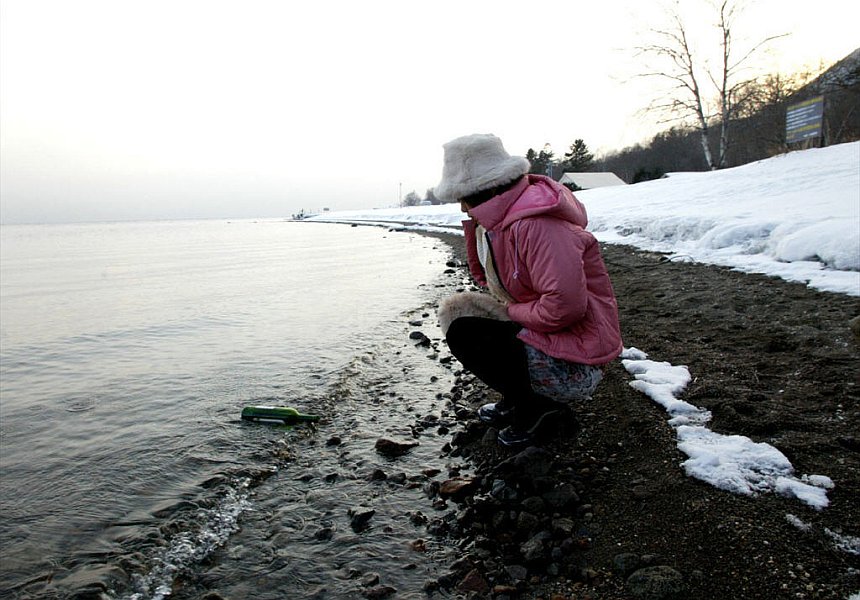 Wench in winter wear pulls down her pants and squats. - XXXonXXX - Pic 11