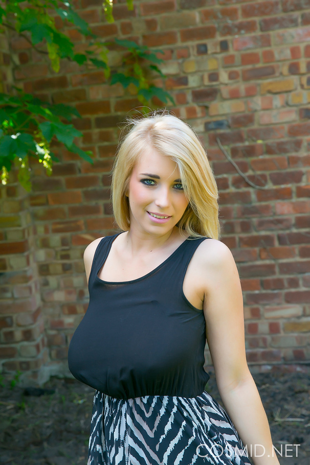 Catch this blond in her backyard as she und - XXX Dessert - Picture 1