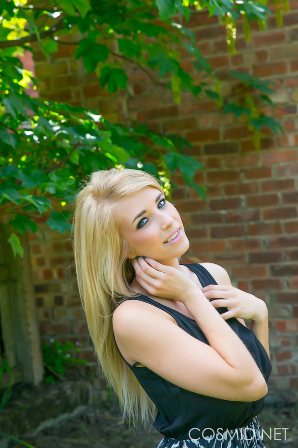 Catch this blond in her backyard as she und - XXX Dessert - Picture 3