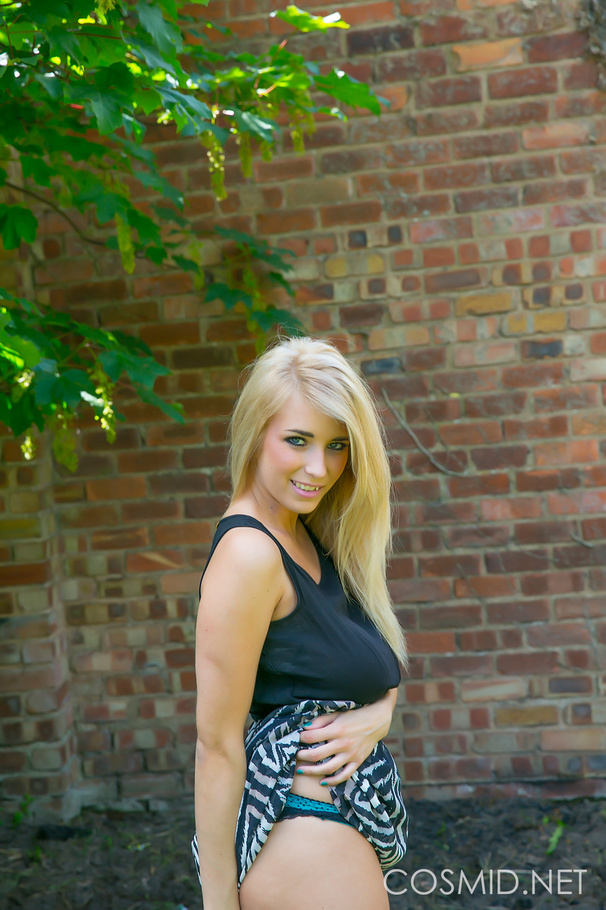 Catch this blond in her backyard as she und - XXX Dessert - Picture 5