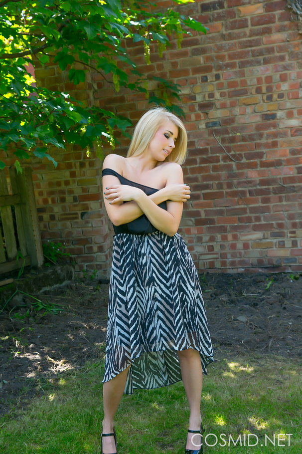 Catch this blond in her backyard as she und - XXX Dessert - Picture 7