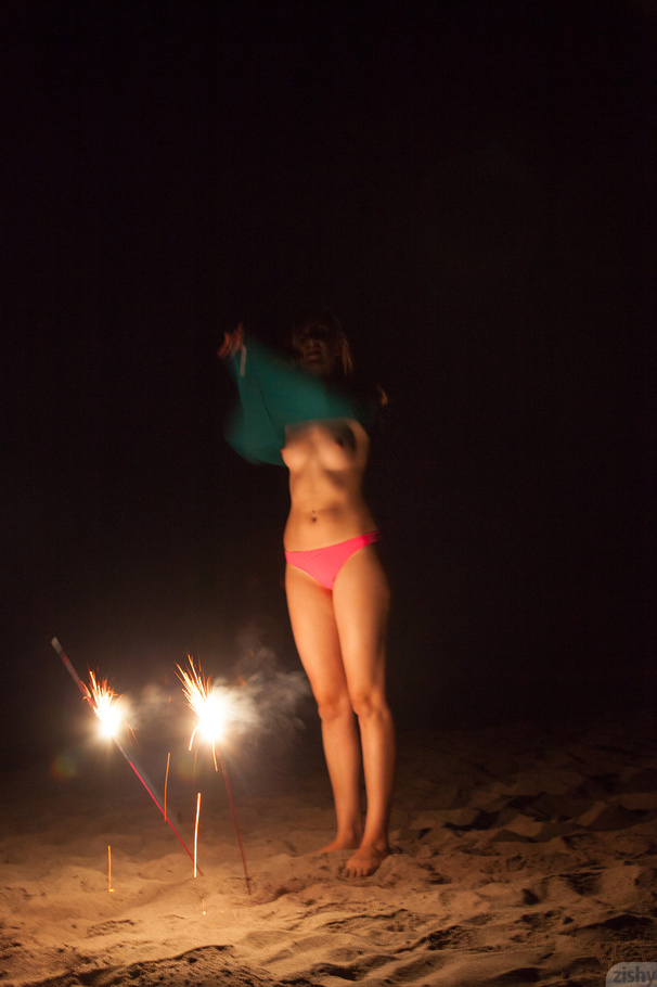 Slender blonde girl in pink bikini thong re - XXX Dessert - Picture 2
