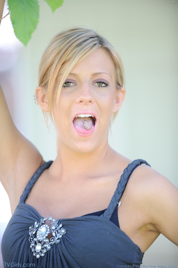 First time Leslie petite - XXX Dessert - Picture 2