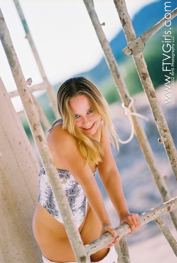 Teen Lillian Lee erotica - XXX Dessert - Picture 5