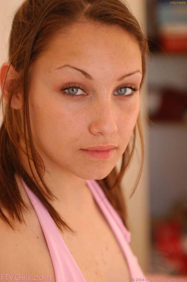 Teen Alicia Angel speculum - XXX Dessert - Picture 2