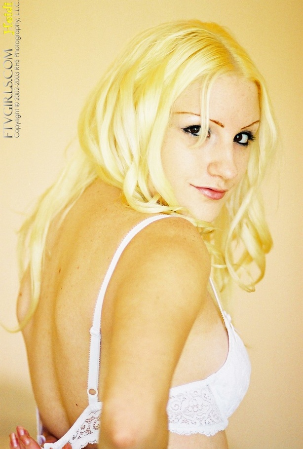 Small tits Xasia speculum - XXX Dessert - Picture 14