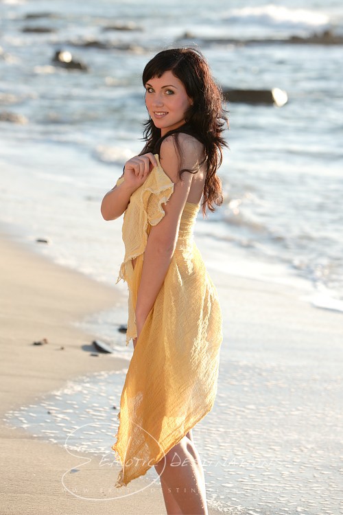 Enchanting brunette wrapped in yellow cloth - XXX Dessert - Picture 2