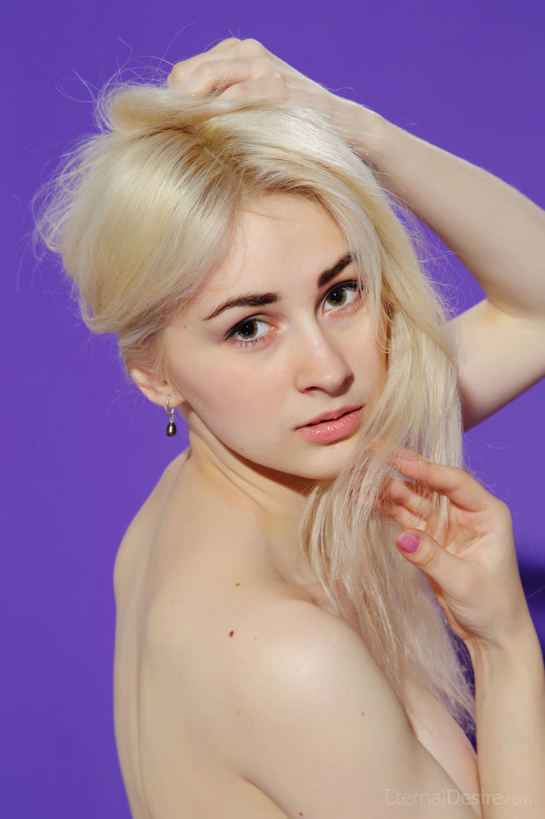 Busty blonde vixen posing on the leather ar - XXX Dessert - Picture 4