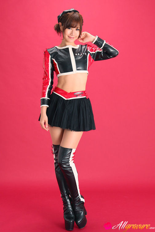 Pit babe in leather gear and boots posing in front of a red background. - XXXonXXX - Pic 1