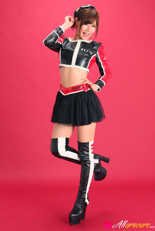Pit babe in leather gear and boots posing in front of a red background. - XXXonXXX - Pic 2