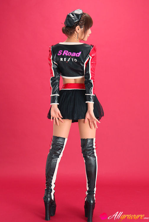 Pit babe in leather gear and boots posing in front of a red background. - XXXonXXX - Pic 4