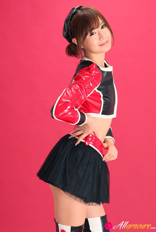 Pit babe in leather gear and boots posing in front of a red background. - XXXonXXX - Pic 7
