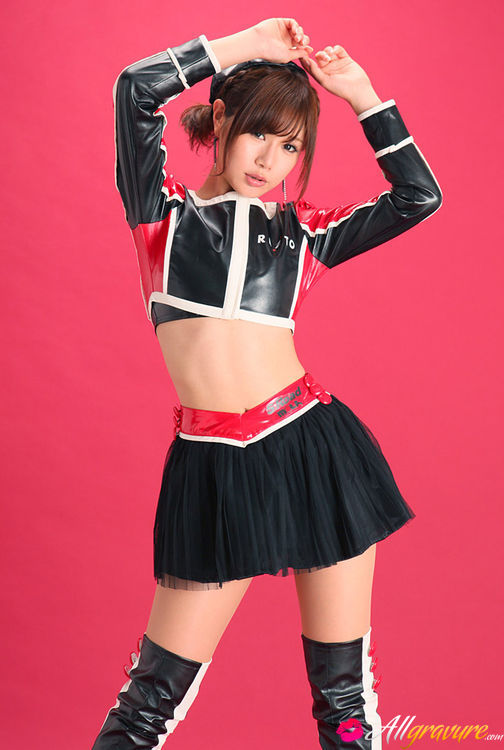 Pit babe in leather gear and boots posing in front of a red background. - XXXonXXX - Pic 8