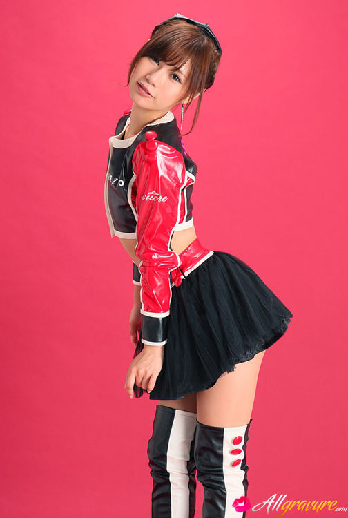 Pit babe in leather gear and boots posing in front of a red background. - XXXonXXX - Pic 10