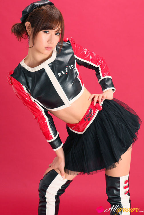 Pit babe in leather gear and boots posing in front of a red background. - XXXonXXX - Pic 11