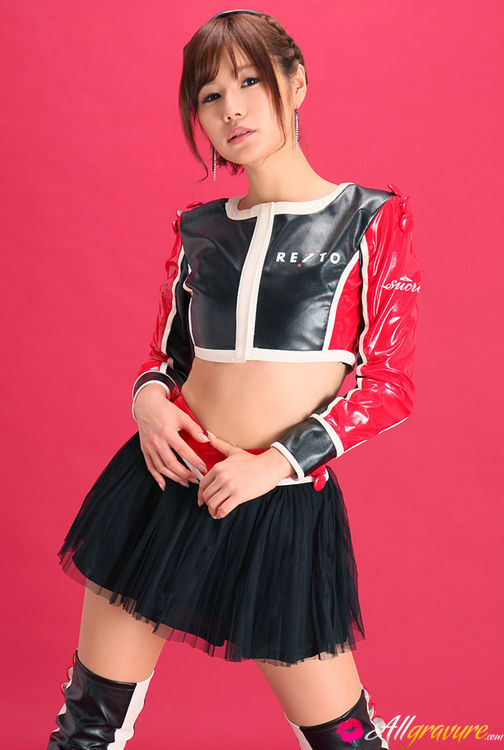 Pit babe in leather gear and boots posing in front of a red background. - XXXonXXX - Pic 12