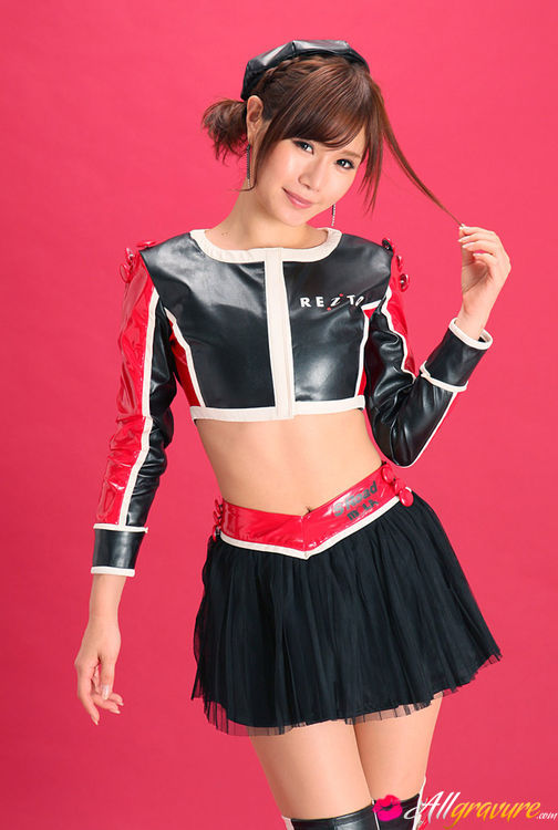 Pit babe in leather gear and boots posing in front of a red background. - XXXonXXX - Pic 13