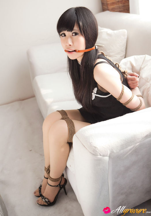 Tart in a black dress and heels poses bound on the sofa. - XXXonXXX - Pic 10