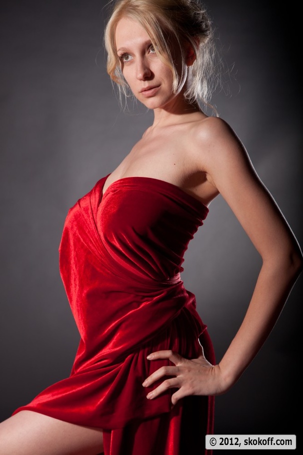 Fascinating madam with a red and blue wrap poses in the raw. - XXXonXXX - Pic 10