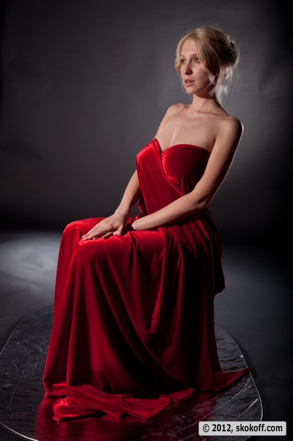 Fascinating madam with a red and blue wrap poses in the raw. - XXXonXXX - Pic 11