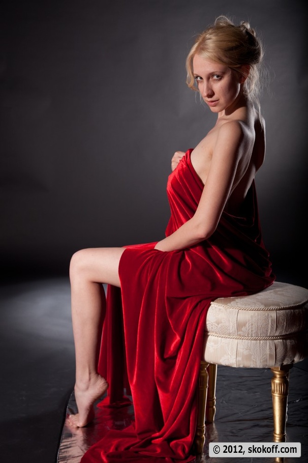 Fascinating madam with a red and blue wrap poses in the raw. - XXXonXXX - Pic 12