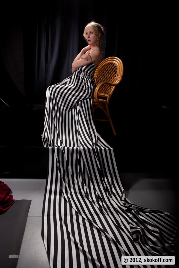 Fascinating madam with a red and blue wrap poses in the raw. - XXXonXXX - Pic 16