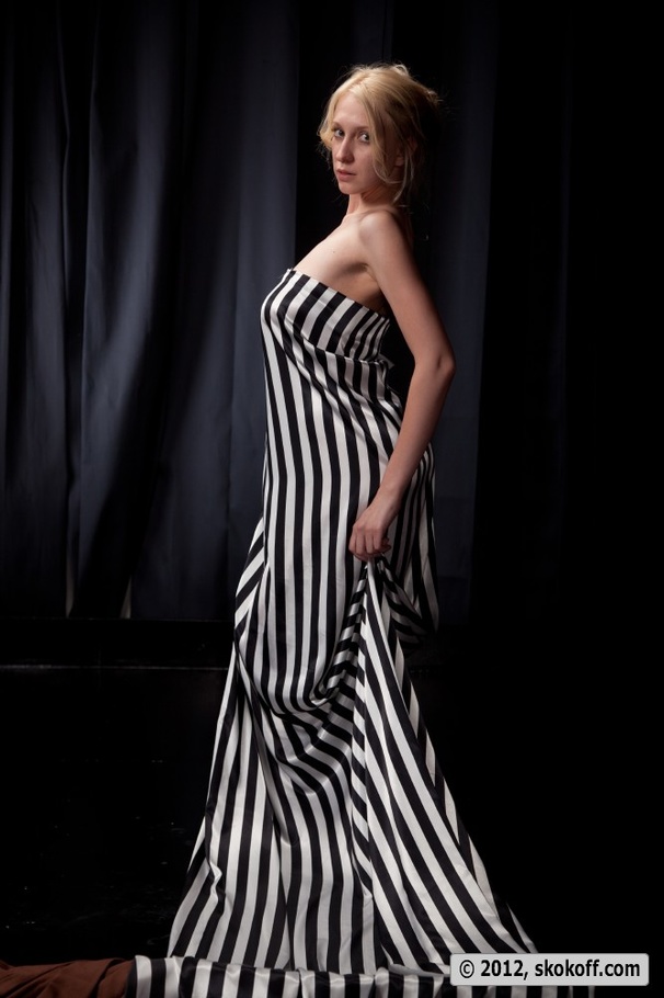 Fascinating madam with a red and blue wrap poses in the raw. - XXXonXXX - Pic 17