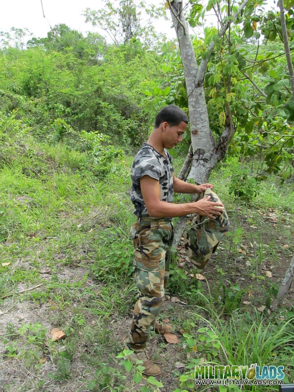 Dude takes off his camo threads and beats his meat near a tree. - XXXonXXX - Pic 3
